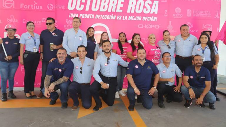 Colaboradores de Grupo Petroil se toman la fotografía del recuerdo en el arranque de la campaña.