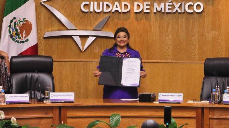 Clara Brugada recibe constancia que la acredita como la próxima Jefa de Gobierno de la CDMX