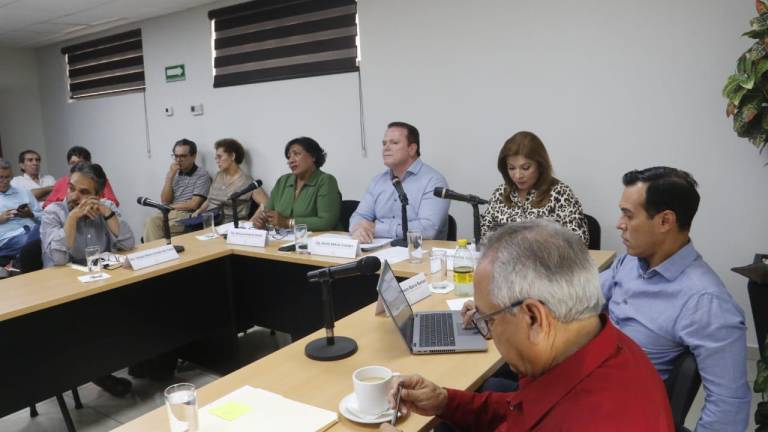 Reunión en el Congreso del Estado con docentes de la Universidad Autónoma de Sinaloa que impulsan reformas a la Ley Orgánica.