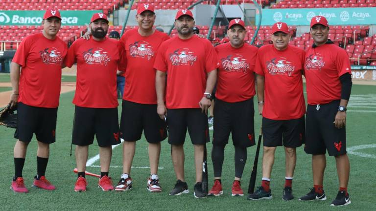 Luis Carlos Rivera (segundo de izquierda a derecha), junto a su cuerpo de coaches en Venados de Mazatlán.