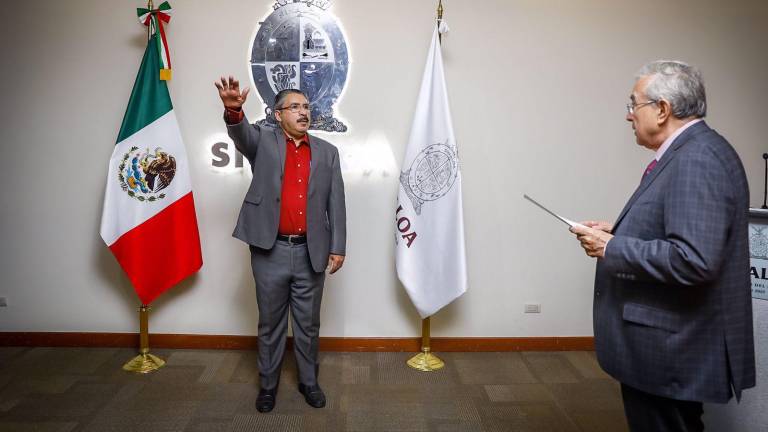 El Gobernador Rubén Rocha Moya tomó la protesta de ley a Óscar Fidel González Mendívil como rector de la Universidad del Policía.