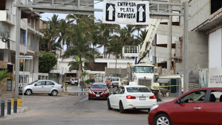 Avenida Playa Gaviotas vuelve a su sentido normal, pero Tránsito olvida retirar señalizaciones