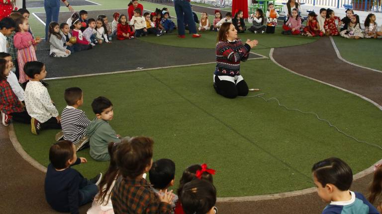 Bailan, cantan y comparten regalos alumnos de La Activa en su tradicional posada