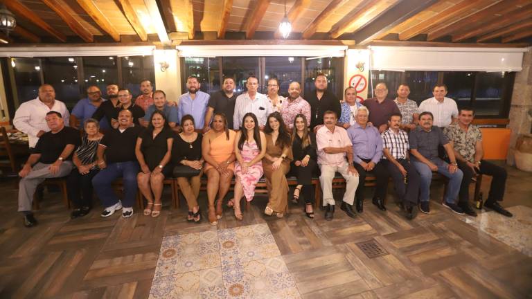 Integrantes del Colegio de Abogados Genaro Estrada celebran con una cena su día.