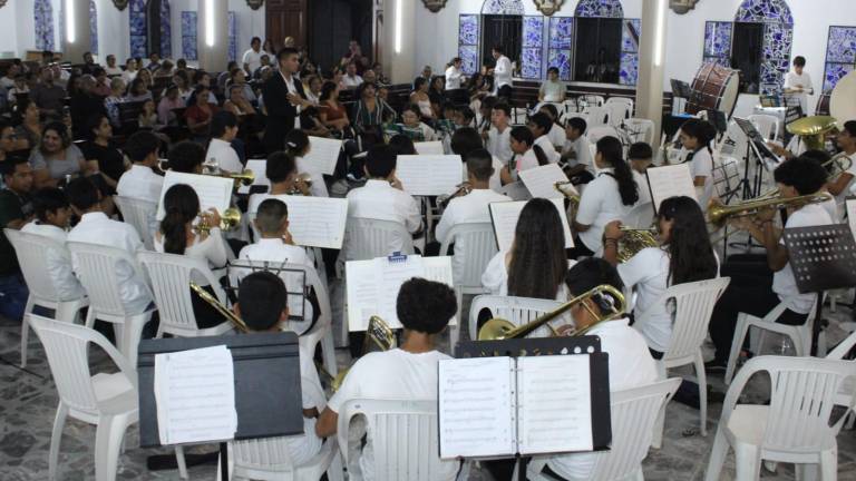 El recital en Rosario fue encabezado por la Orquesta y Coro “Paseo del Centenario”; la Orquesta y Coro Infantil y Juvenil de Rosario; la Banda Sinfónica “Pescadores de Teacapán” y la Banda Sinfónica de Escuinapa.