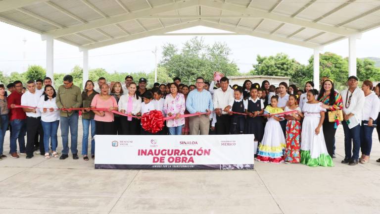 La Alcaldesa de Escuinapa y funcionarios inauguraron la techumbre en la Secundaria Leopoldo Sánchez Celis, realizada con fondos del Impuesto Predial Rústico.