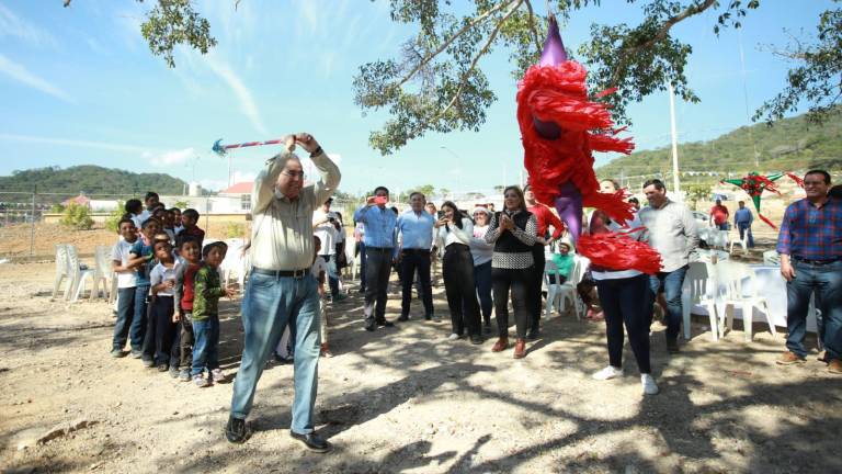 El Gobernador Rubén Rocha Moya organiza posada con familias del nuevo pueblo de Santa María, en Rosario.