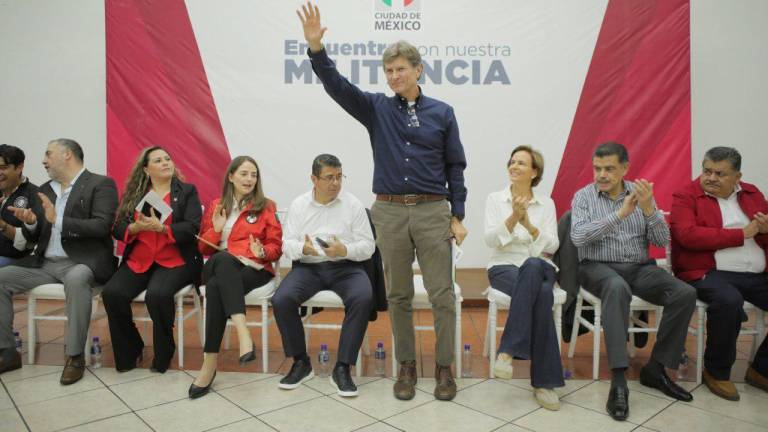 Enrique de la Madrid anuncia su renuncia al PRI tras 43 años de militancia.