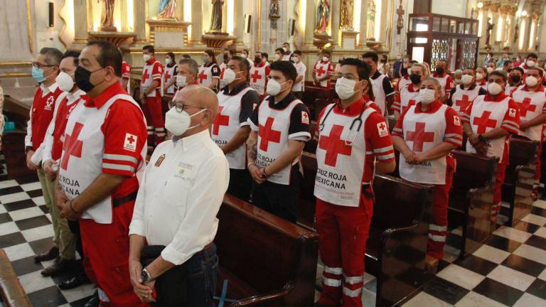 Socorristas de Cruz Roja Culiacán oran por su labor en la Catedral Basílica de Nuestra Señora del Rosario.