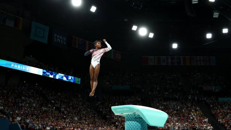 Simone Biles conduce al oro a EE.UU. en gimnasia