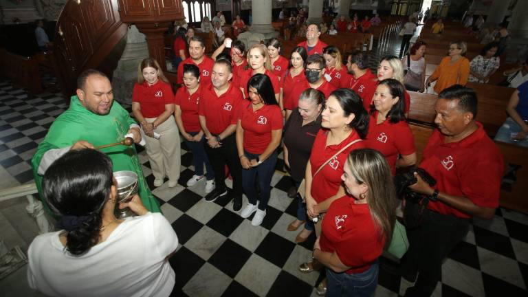 El equipo de Noroeste recibió la bendición del sacerdote Adán Pazos Sánchez.