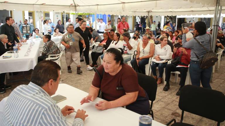 El Alcalde Édgar González recibió y atendió personalmente a quienes solicitaban una audiencia.