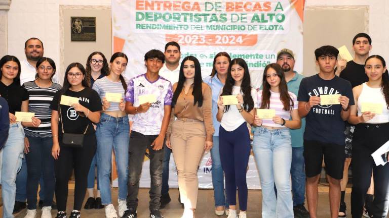 La Alcaldesa Ana Karen Val Medina encabeza la entrega de becas.