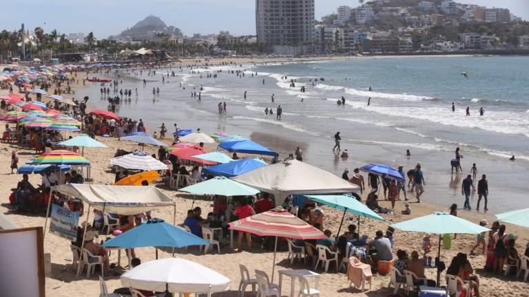 Las playas de Mazatlán ya tuvieron un semilleno este domingo, previo a Semana Santa.