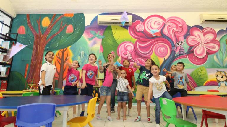 Alumnos del taller infantil ‘La hora del cuento’ construyen su propio avioncito y lo echan a volar.