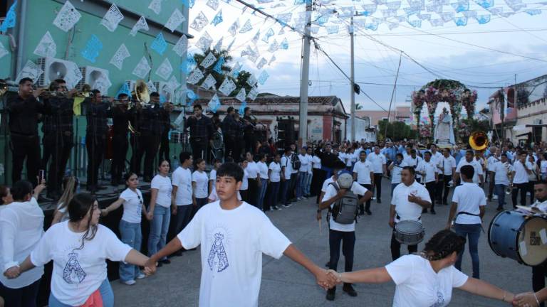 Se visten de blanco en la romería de Nuestra Señora del Rosario para pedir por la paz en Sinaloa