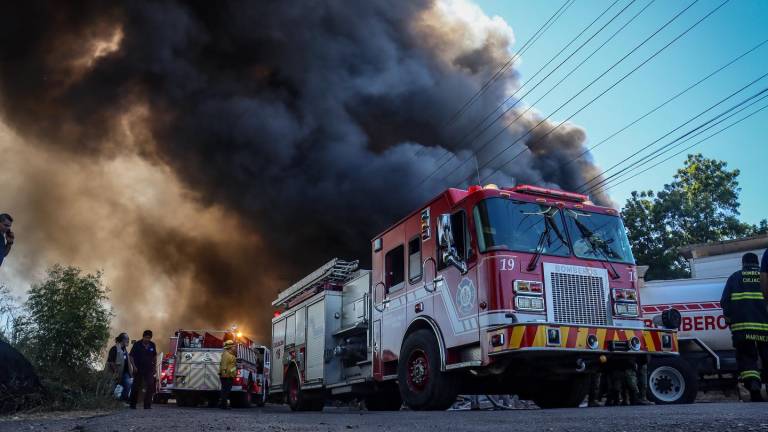 Incendio en depósito de tráileres ya fue controlado; se evacuaron a 130 personas: PC Estatal