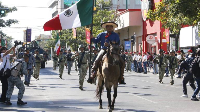 Desfile por el aniversario de la Revolución Mexicana en Culiacán.