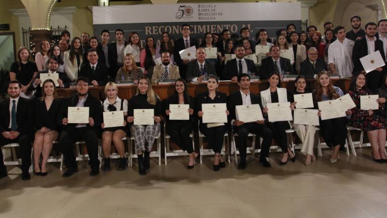 Reconoce la Escuela Libre de Derecho de Sinaloa a sus mejores estudiantes