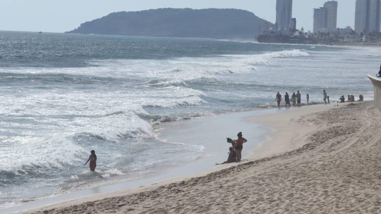 Turistas y locales acudieron este jueves a las playas de Mazatlán aprovechando la calidez del clima.