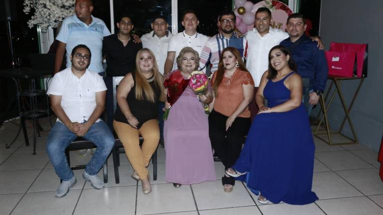 Natividad Corrales celebra la dicha de cumplir un nuevo año de vida