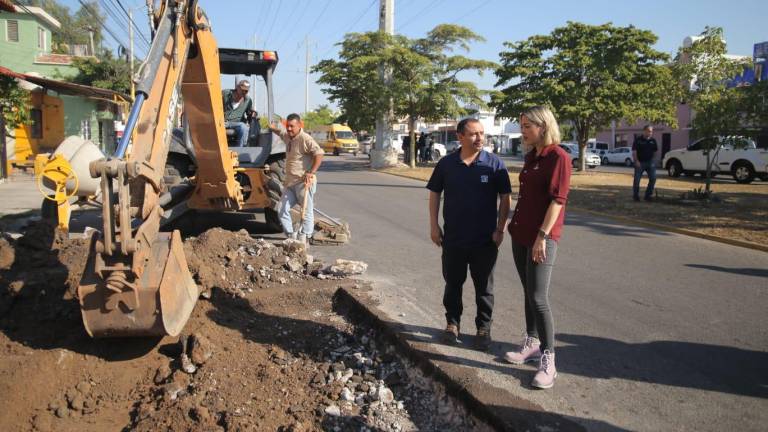 La Alcaldesa Estrella Palacios Domínguez supervisa los trabajos de bacheo en la Avenida de las Torres, en el Infonavit Playas.