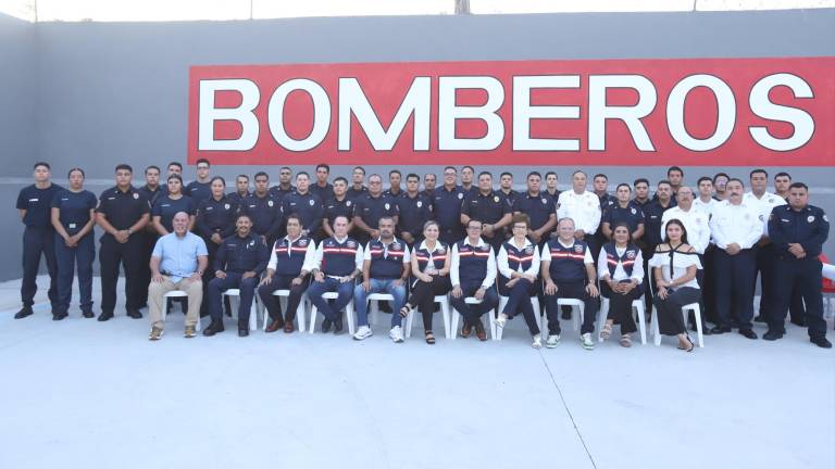 Bomberos reciben ascensos y reconocimientos en su día