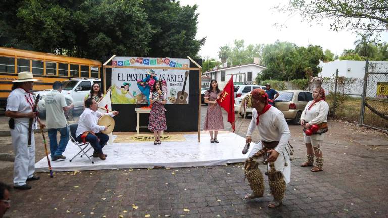 La Compañía Folclórica Culiacán recibe el Día de San Juan con danzas y cantos yoremes en el Paseo de las Artes.