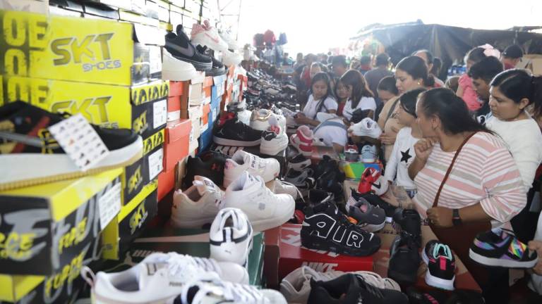 Esperan comerciantes del Tianguis de la Juárez aumento en ventas durante temporada decembrina