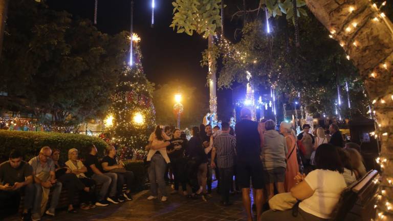 Decenas de familias acudieron la noche del viernes a la Plazuela Machado para disfrutar del encendido de luces navideñas.