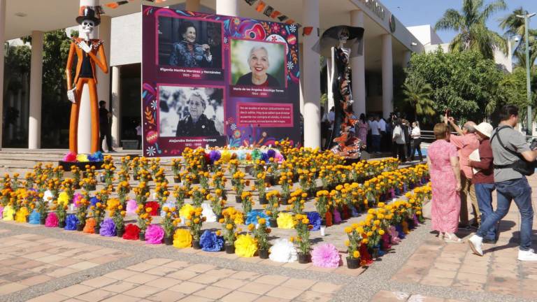 En el Congreso de Sinaloa se monta un altar de muertos en memoria de mujeres luchadoras.