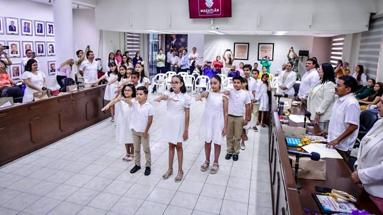 Integrantes del Cabildo Infantil de Mazatlán rinden protesta en una sesión solemne de Cabildo.