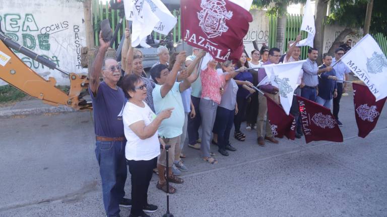 Dan banderazo a reposición de tramo de colector en Villas del Estero, en Mazatlán