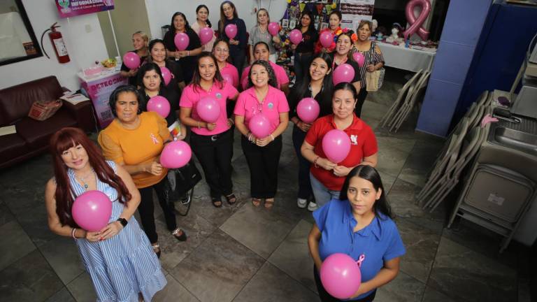 Las asistentes formaron un moño rosa, símbolo internacional usado por personas, compañías y organizaciones, que se comprometen a crear consciencia sobre el Cáncer de Mama.