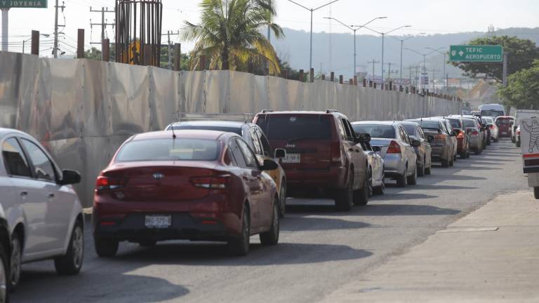 El Libramiento Colosio, en Mazatlán, se vio más saturado con el inicio del nuevo ciclo escolar.