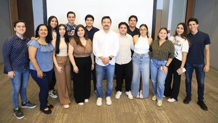 Adrián López Ortiz entre los jóvenes de la Escuela de Negocios del Tec de Monterrey Sinaloa.