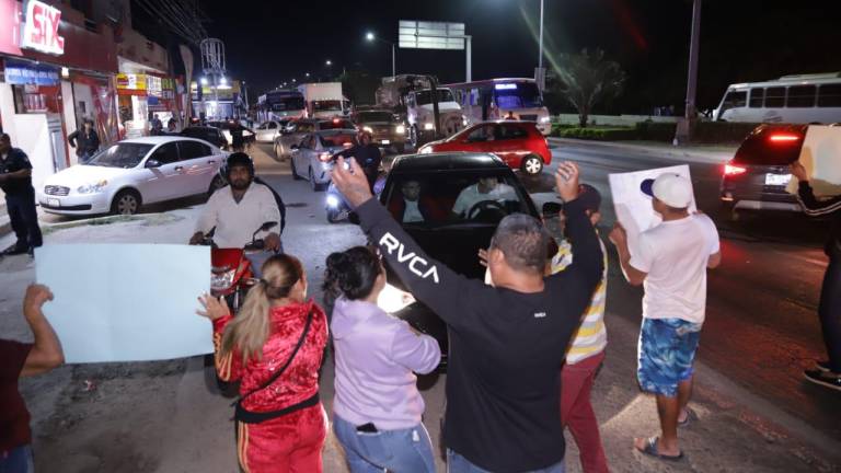 Los manifestantes, portando carteles y lonas, bloquearon el tráfico en el sentido sur-norte de la carretera Internacional, exigiendo justicia por la desaparición de Álvaro Andrés Rivera.