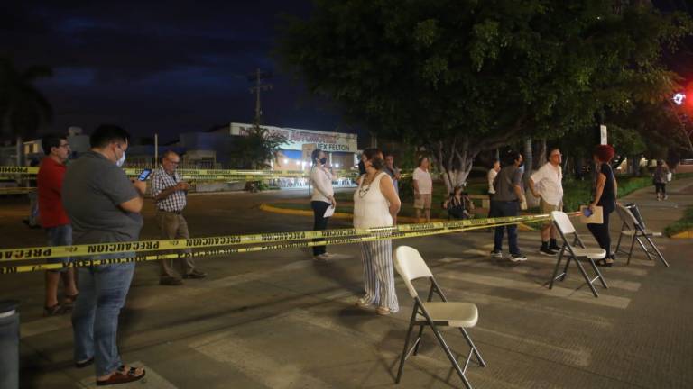 Vecinos de Lomas de Mazatlán protagonizaron el sábado una manifestación para exigir que no se instalara una funeraria en una finca del fraccionamiento.