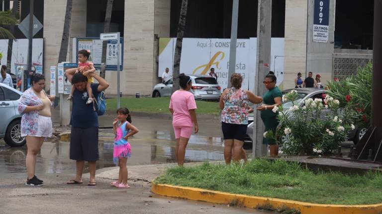 Turistas salen a disfrutar de Mazatlán después de las fuertes lluvias