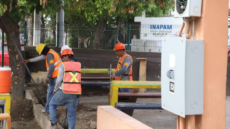 Personal instala una subestación eléctrica en una primaria de la colonia Azteca en Mazatlán.