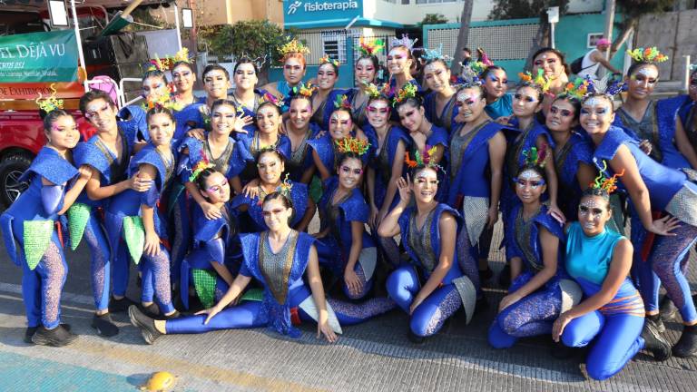 Mazatlecos y turistas disfrutan del primer desfile del Carnaval