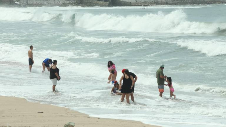 Aunque las playas de Mazatlán ya fueron reabiertas, autoridades llaman a los bañistas a atender indicaciones antes de ingresar al mar.