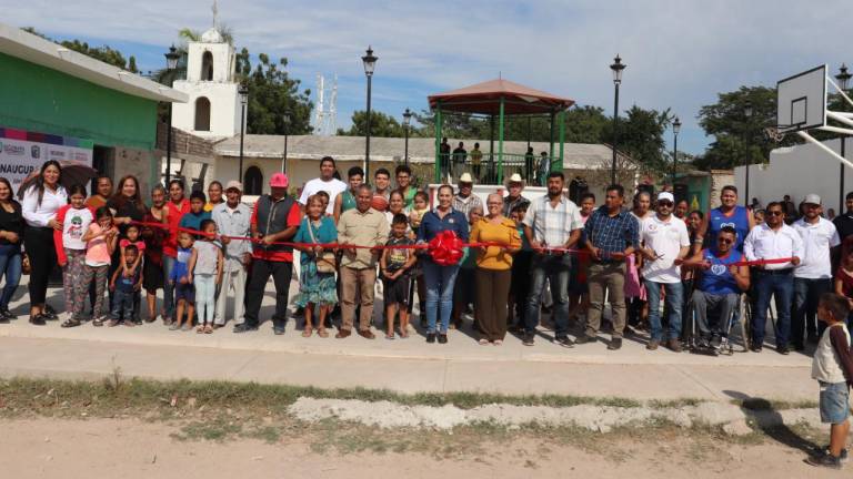 El corte del listón de la obra.