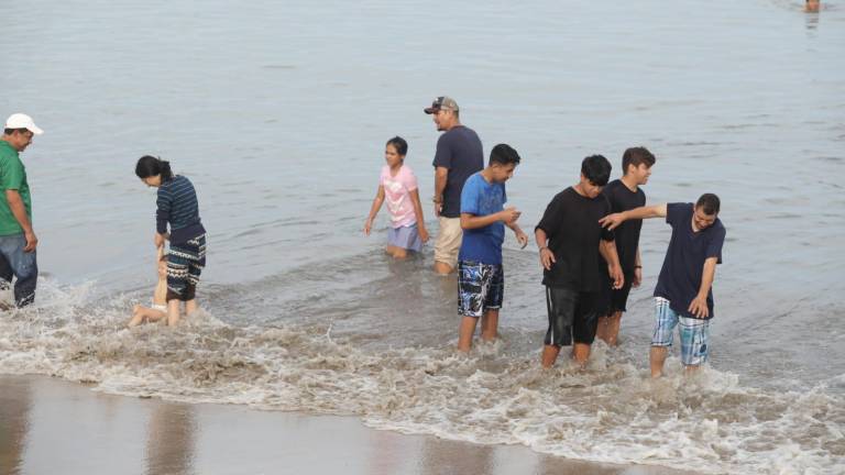 Bañistas en la zona de playa del malecón.