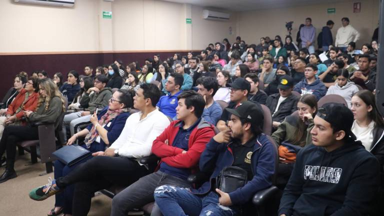 Charlan con estudiantes sobre el arte de emprender