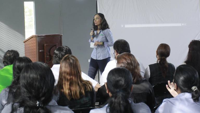 Claudia Yolanda Aguilar, directora general dio la bienvenida al Primer Congreso Académico Docente dentro del ciclo escolar 2022-2023.