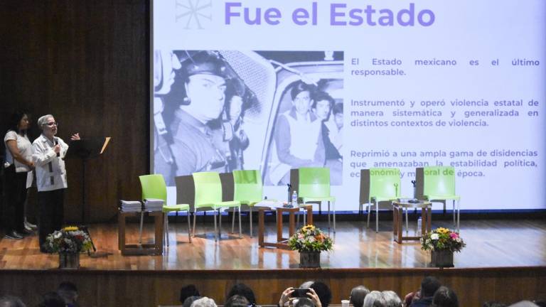 Andrés Manuel López Obrador, cuando era presidente electo, en una reunión con los padres y madres de los normalistas en el Museo Memoria y Tolerancia.