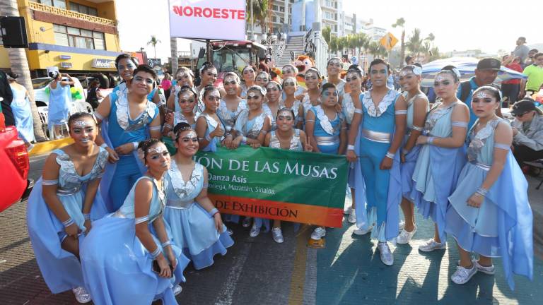 Mazatlecos y turistas disfrutan del primer desfile del Carnaval