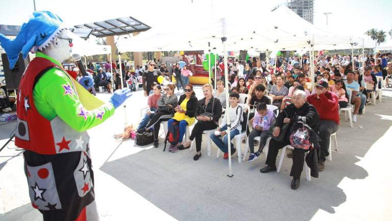 Familias disfrutan de las ocurrencias del payaso Triki Trakes en el Parque Central.