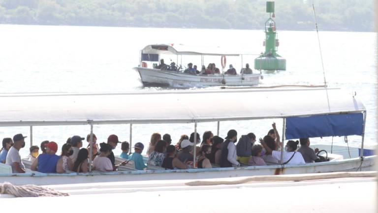 En cuanto a protocolos de sanidad, las lanchas aún no se llenan al límite de su cupo, al entrar aplican gel antibacterial y le piden a la ciudadanía que no se retire el cubrebocas.